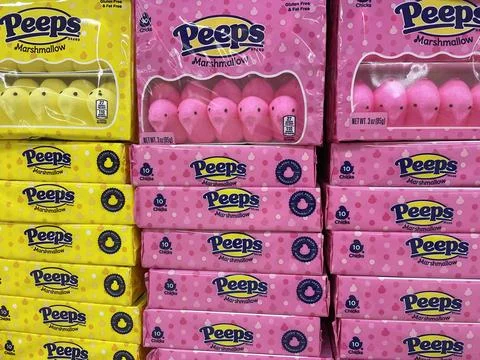 Grocery store peeps easter marshmallow candy stacked up Foto stock