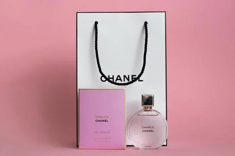 Grodno, Belarus - 02.22.2022: Chanel EAU Tendre perfume 스톡 사진