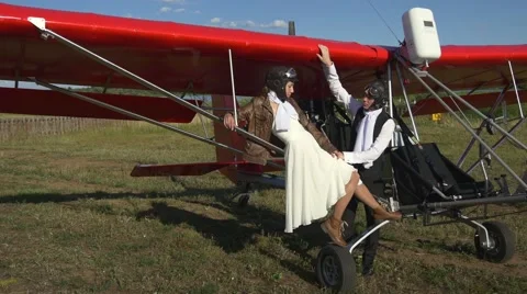 Groom and bride are getting ready to wedding trip Video stock 66910787