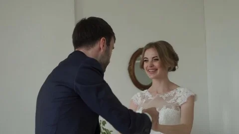 The groom with the bride are dancing Видео 70093043