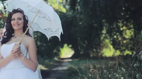 The groom comes to the bride. Stock-Footage 52487922