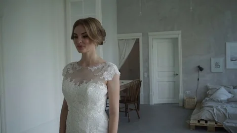 The groom comes to the bride's room Видео 70085358