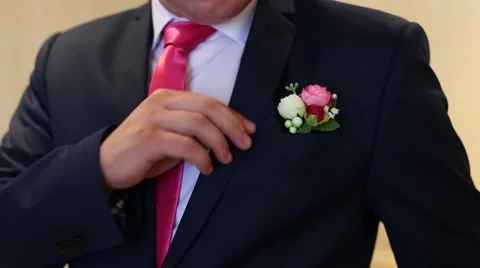 The groom corrects the buttonhole Stockbeeldmateriaal 45833356