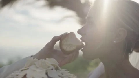 Groom feeds bride with wedding bread. Slow motion Vídeos de archivo 143592898