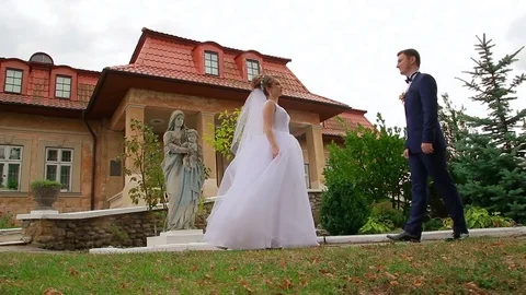 The groom goes to the bride Видео 75014708