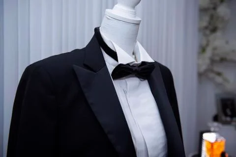 The groom jacket hangs in the test doll Foto stock