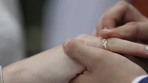 The groom puts on the bride's wedding ring, a close plan Stock Footage 160284894
