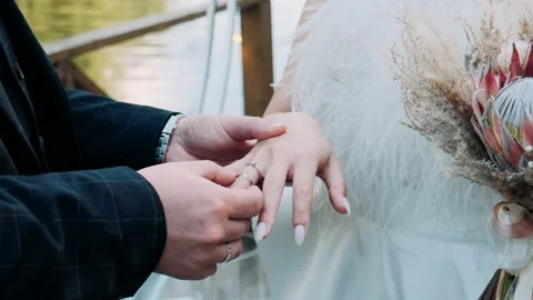 Groom puts a ring on the bride Video stock 253621166