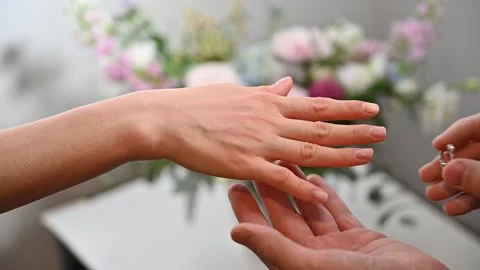 Groom putting on wedding ring on bride hand. Slow motion footage Vídeo Stock 147212168