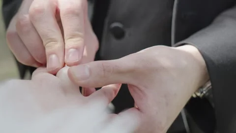 Groom Putting Wedding Ring on Bride Finger Vídeo Stock 339499504