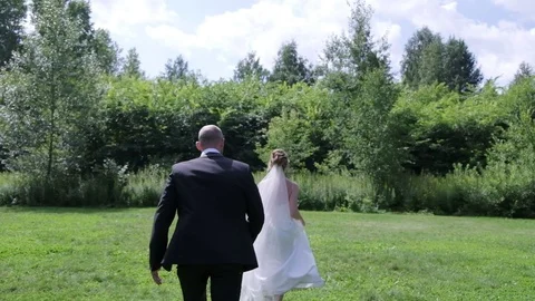The groom runs for the bride. 库存影片 127230133