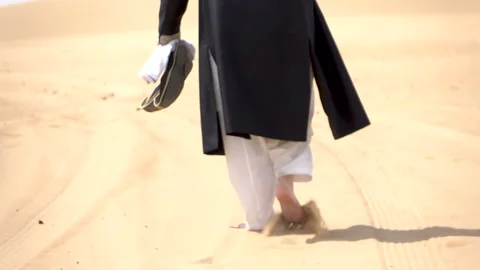 Groom walking in the desert. Stock-Footage 86462822