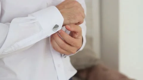 The groom wears cufflinks Vidéo 57900793