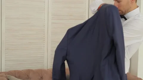 The groom wears a jacket. Vidéo 57900899