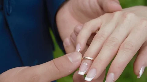 Groom wears the ring to bride Vidéo 72701078