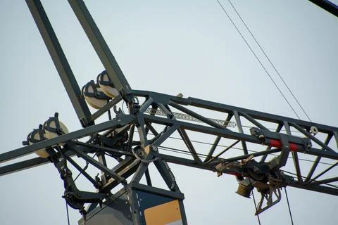 Gros plan en contre-plongée d'une section de la structure métallique d'une grue. Stock Photos