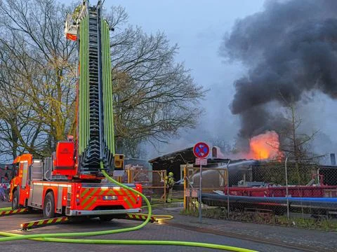  Großbrand in einem Gewerbeobjekt in Hannover Dichte Rauchwolken zogen übe. Stock Photos