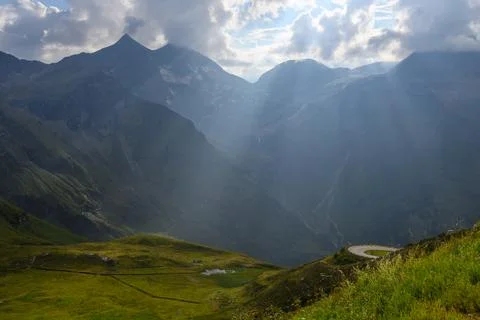 Grossglockner alpine road with rays of sunshine and majestic weather, austria Foto stock