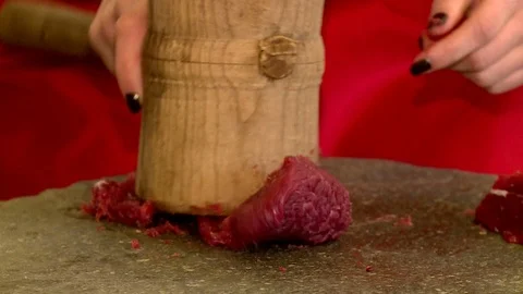 Ground beef with a hammer 動画素材 101038322