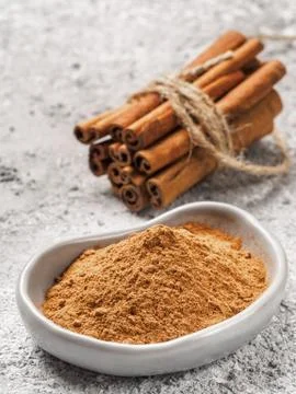 Ground cinnamon on gray background Stock-Fotos