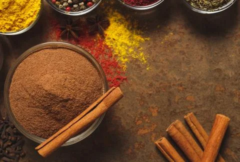 Ground Cinnamon. Place for text. Different types of Spices in a bowl on a stone Foto stock