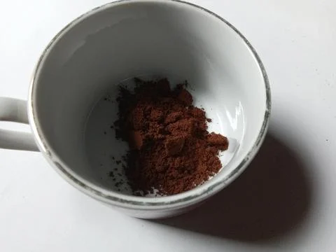 Ground coffee in a mug. Stockfoto's