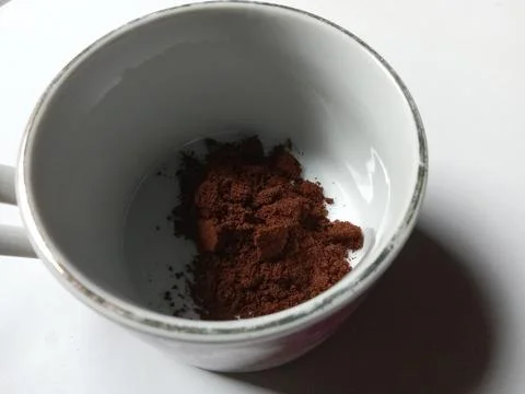 Ground coffee in a mug. Stockfoto's