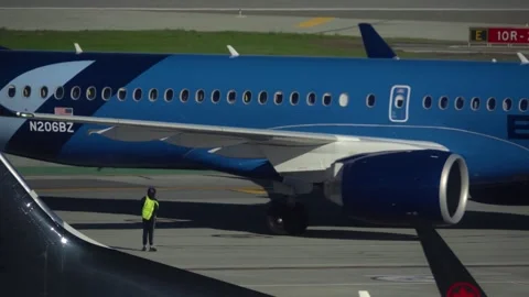 Ground Crew Performing Pushback on Breeze Airways Jet at U.S. Airport 스톡 동영상 331658589