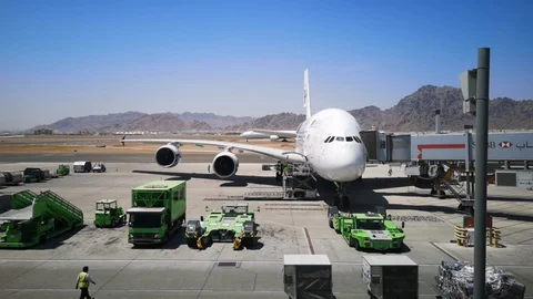 Ground crew prepares the plane for the flight. Stock Footage 123284552