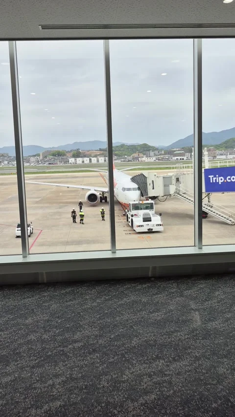 Ground crew preparing for aircraft Video stock 337112458