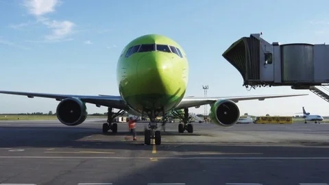 Ground Crew Preparing to Unload Passengers from Plane at Airport in Timelapse Vídeo Stock 78352326