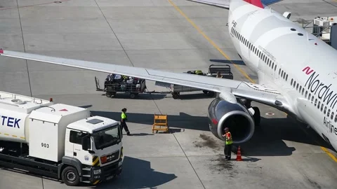 Ground crew services the plane Stock Footage 159280274