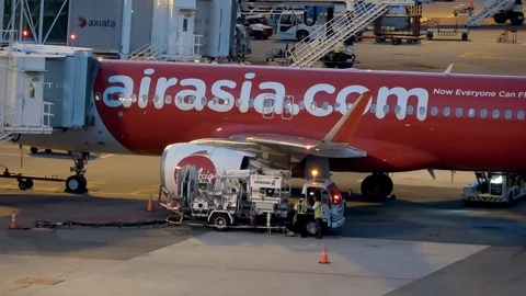 Ground crew servicing airplane prior to departure at KLIA Stock-Footage 106947455