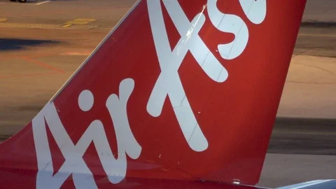 Ground crew servicing airplane prior to departure at KLIA Stock-Footage 106947517