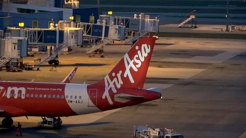 Ground crew servicing airplane prior to departure at KLIA 스톡 동영상 106947561