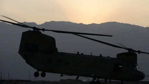 On-Ground Hoist Training and CH-47 Chinook Takeoffs and Landings - 2018 Видео 104831040