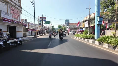 Ground Level POV Through Busy Probolinggo City Street Vidéo 345139173