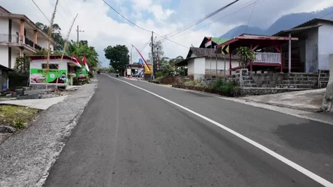 Ground Level POV Uphill Drive Towards Bromo Vidéo 345139558