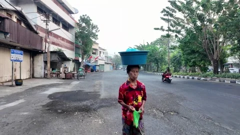 Ground Level POV Walk Through Surabaya Old Town Видео 345154480