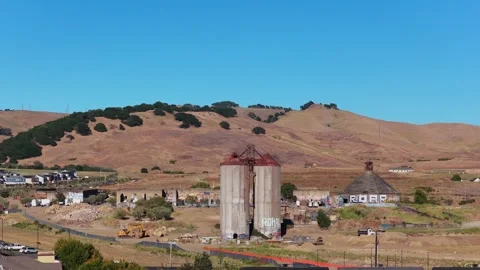 Ground-Level Telephoto Push Toward Cement Ruins, American Canyon, 4K Vídeo Stock 338370216