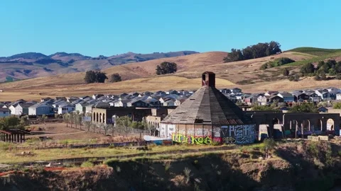 Ground-Level Telephoto Shift Across Cement Ruins, American Canyon, 4K 库存影片 338370249