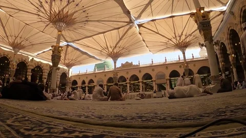 Ground-Level Timelapse of Al Masjid an Nabawi Courtyard Vídeo Stock 332806194