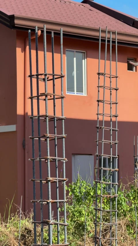 Ground level view capturing utility wires partially constructed houses in a Vídeo Stock 332586526