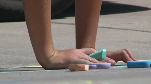 Ground level view of child drawing on sidewalk. Vidéo 27949860