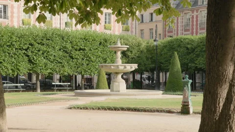 Ground-level view of a classic tiered stone fountain in Place des Vosges, Paris, Vídeos de archivo 338007119