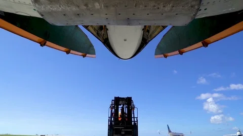 Ground level view of forklift unloading Russian Ilyushin Il-76TD freight plane Vidéo 98646383
