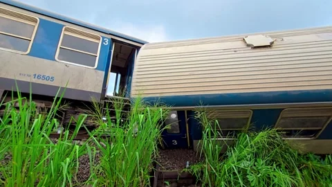 Ground level view of a major passenger train derailment. 库存影片 335496685