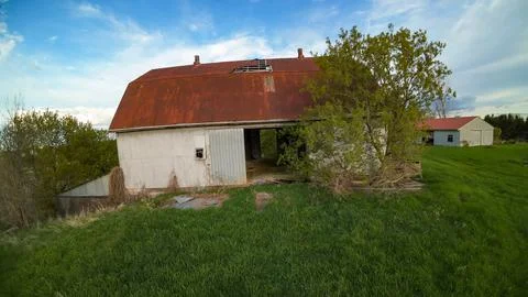 Ground level view of an old rustic weathered agricultural barn Foto stock