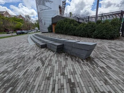 Ground-level view of tiered dark stone seating benches 库存照片