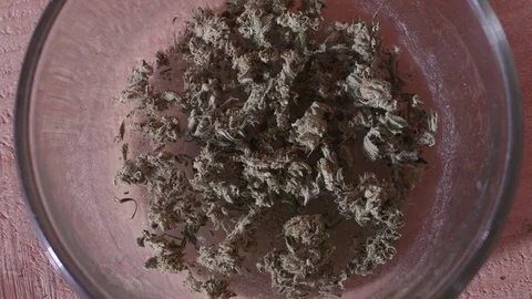 Ground Up Marijuana In Clear Dish (pan) 스톡 동영상 83016200